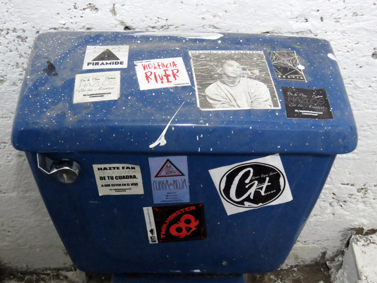 AZCAPO EXISTE BAÑO